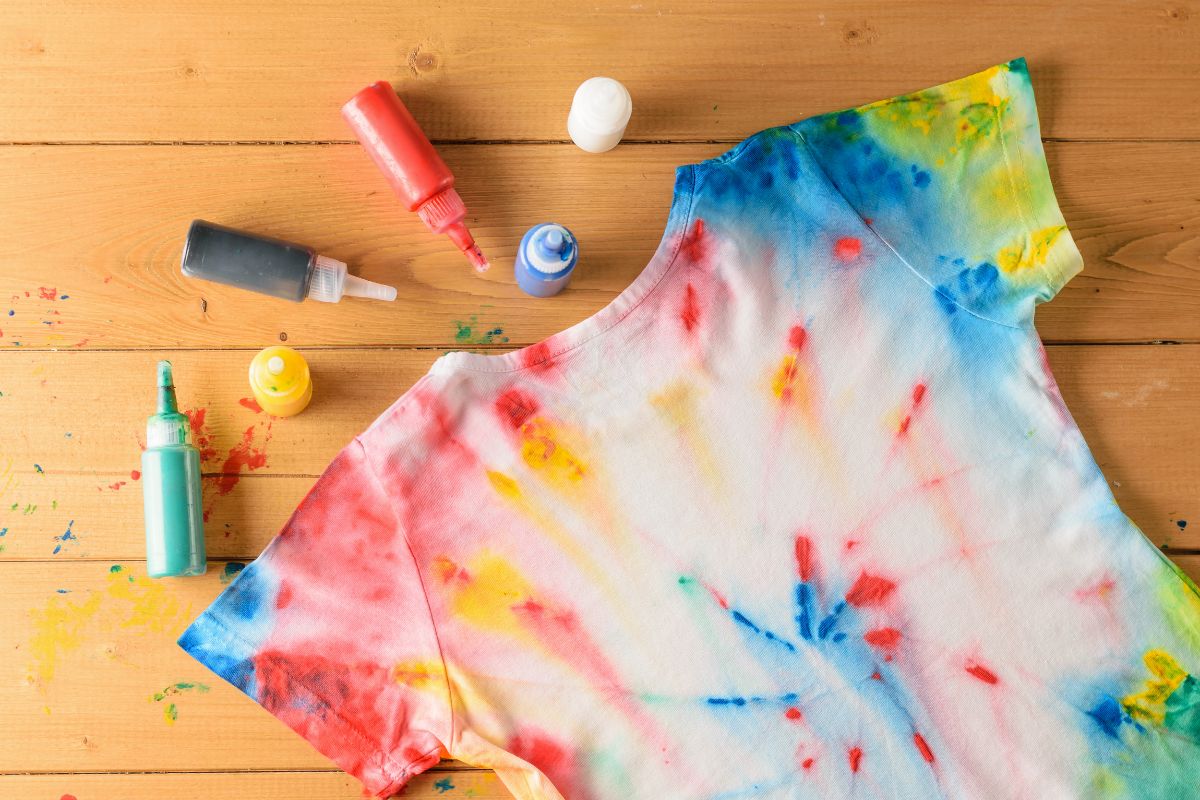 How To Make Reverse Tie Dye (Bleach Tie Dye) 