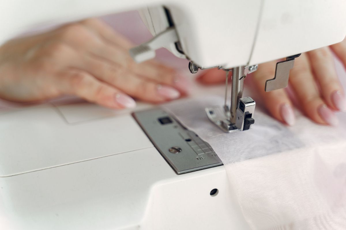 How To Thread A Singer Tradition Sewing Machine The Ultimate Guide (1)