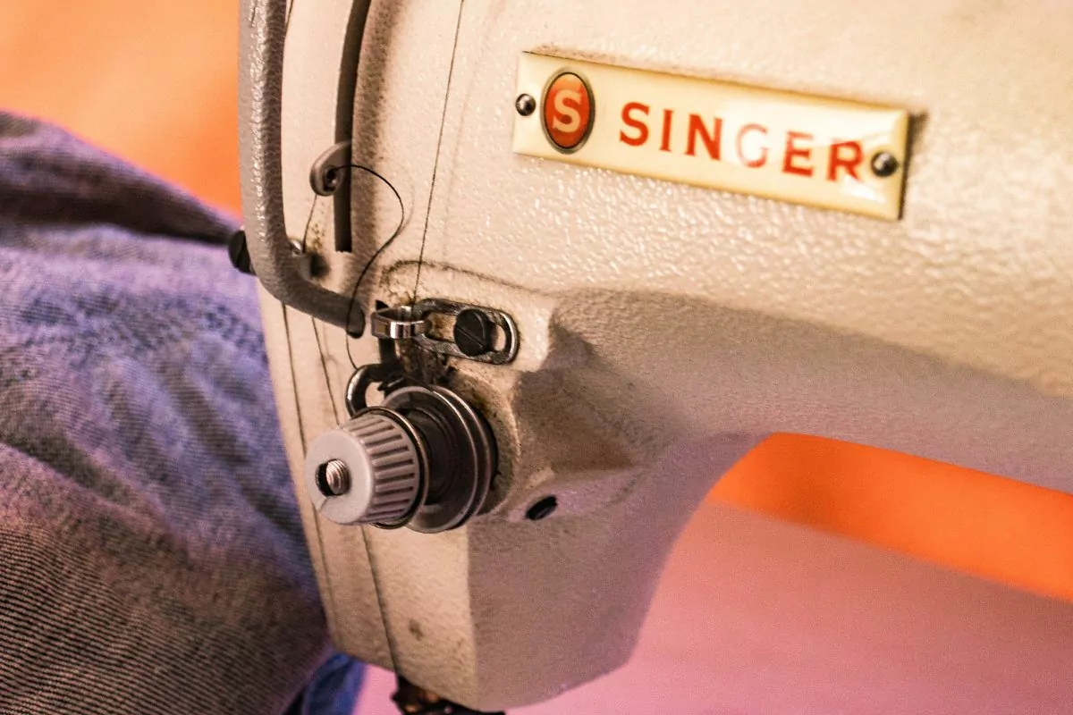 How To Use A Traditional Singer Sewing Machine: Winding And Inserting A Bobbin